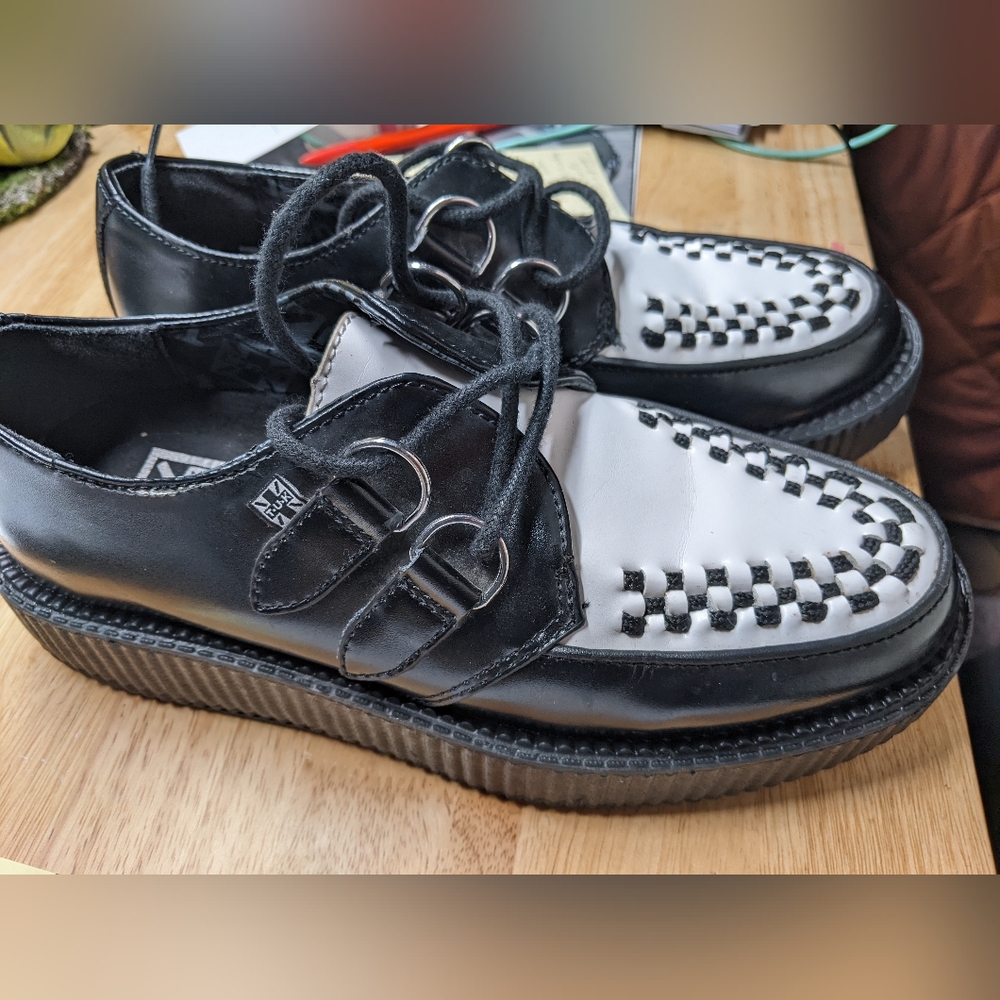 Shoes - Picture 4 of 7